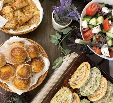 Jedan deo ponude keteringa u sklopu Tibidabo rođendanskih paketa čine: pitice, projice, nekoliko vrsta slanih rolata, nekoliko vrsta svežih salata.