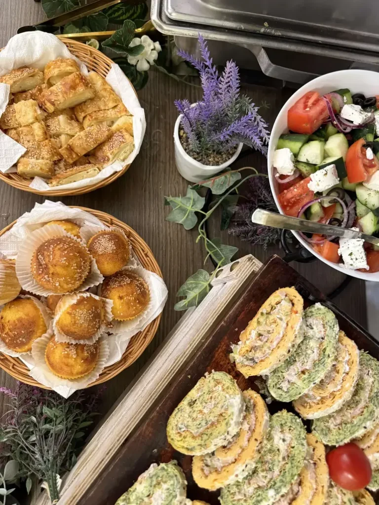 Jedan deo ponude keteringa u sklopu Tibidabo rođendanskih paketa čine: pitice, projice, nekoliko vrsta slanih rolata, nekoliko vrsta svežih salata.