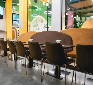 Na samom ulazu u igraonicu, sa desne strane nalazi se 6 stolova sa udobnom klupom i stolicama za roditelje.