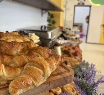 Bogat ketering za roditelje tokom organizacije rođendana u Tibidabo igraonici. Više vrsta peciva, hleba, kroasana i drugih đakonija.