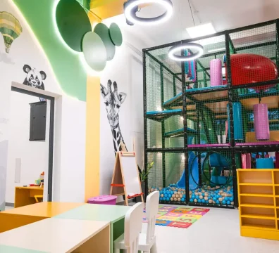 Pogled na modernu dečiju igraonicu Tibidabo koja poseduje veliki ograđeni prostor u kome se nalaze tobogani, bazen sa lopticama i druge prepreke.