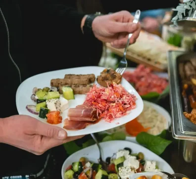 Švedski sto za roditelje koji čine više vrsta mesa sa roštilja, više vrsta svežih salata, peciva, bogato predjelo, dezert